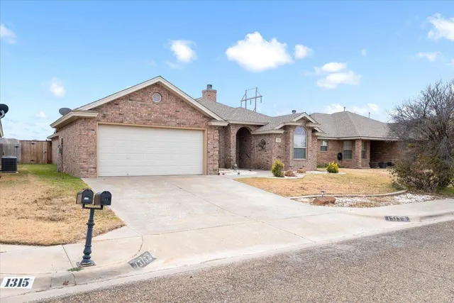 Photo 2 — 1313 Yorkshire Avenue, Wolfforth, TX 79382
