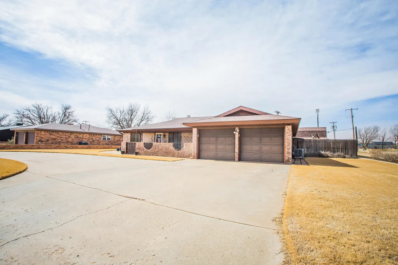 Photo 2 — 705 S 22nd Street, Slaton, TX 79364