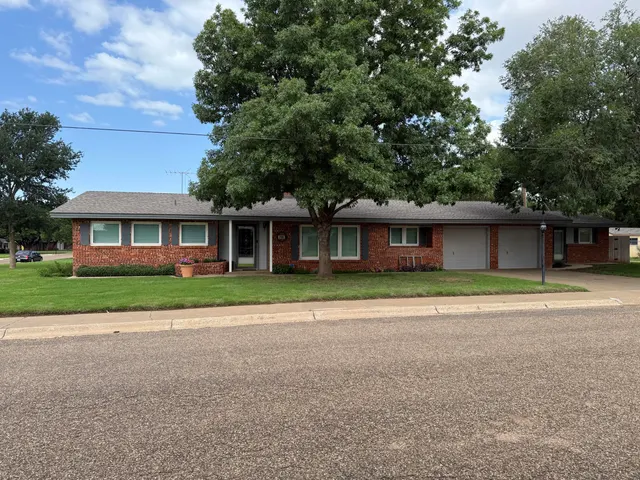 Front exterior — 1901 Avenue R, Tahoka, TX 79373