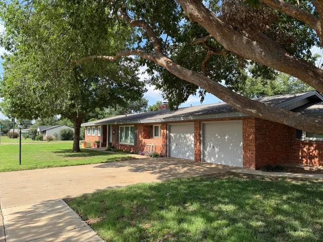Photo 2 — 1901 Avenue R, Tahoka, TX 79373