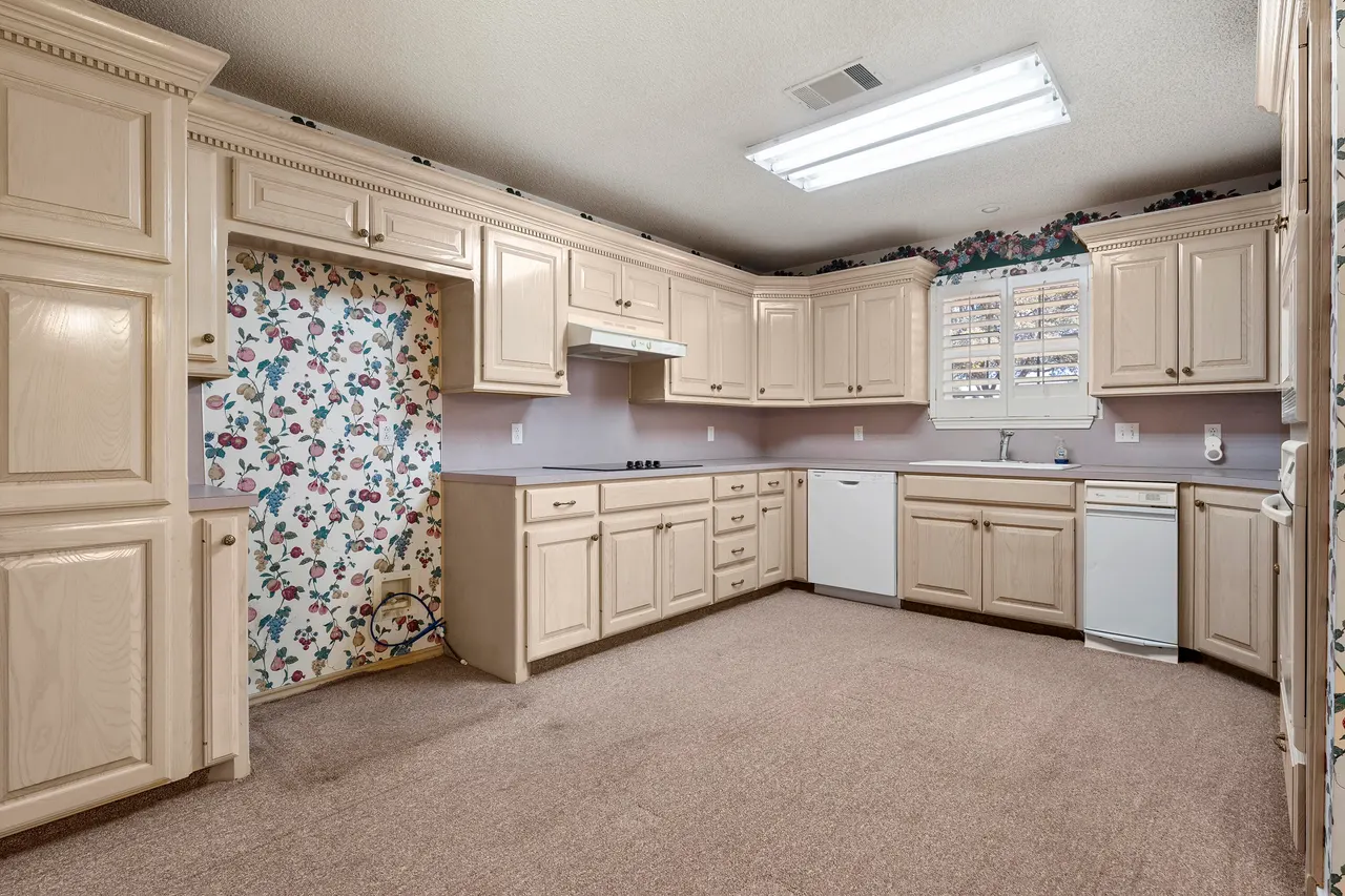 Photo 10 — 2404 Aberdeen Avenue, Lubbock, TX 79407
