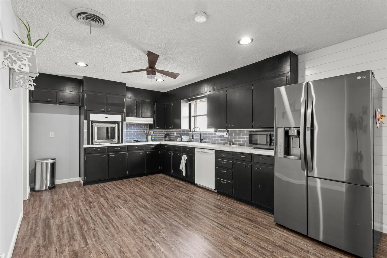 Photo 3 — 219 Redwood Lane, Levelland, TX 79336