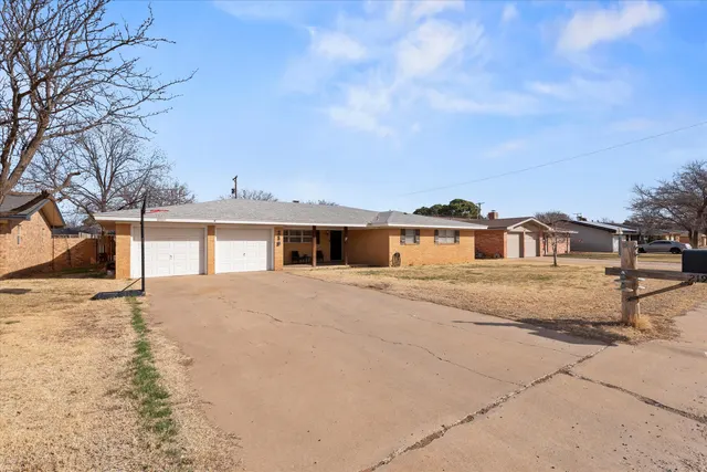 Photo 2 — 219 Redwood Lane, Levelland, TX 79336