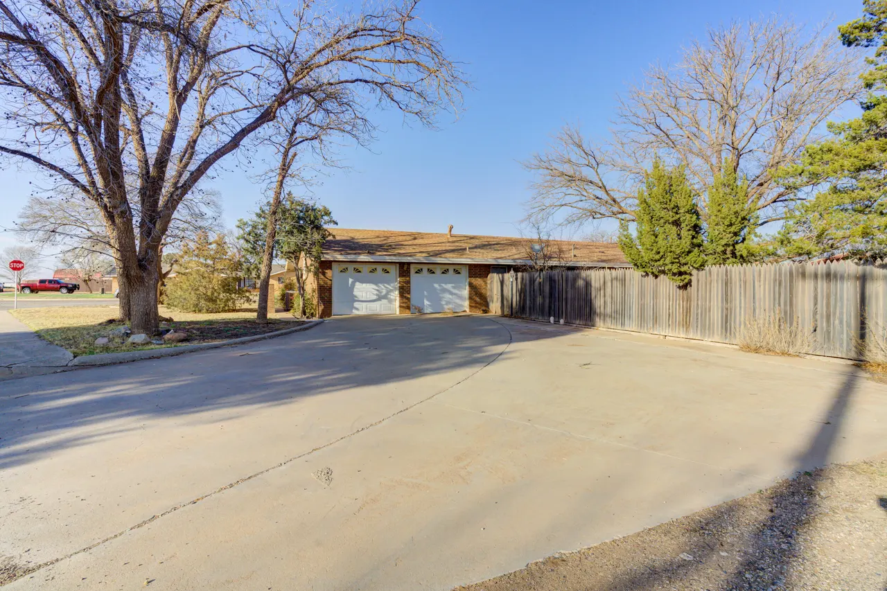 Photo 2 — 509 18th Street, Seagraves, TX 79359