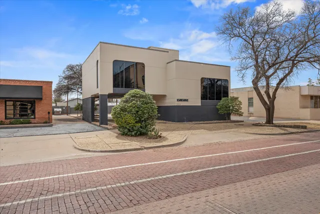 Photo 2 — 1919 Broadway Street, Lubbock, TX 79401