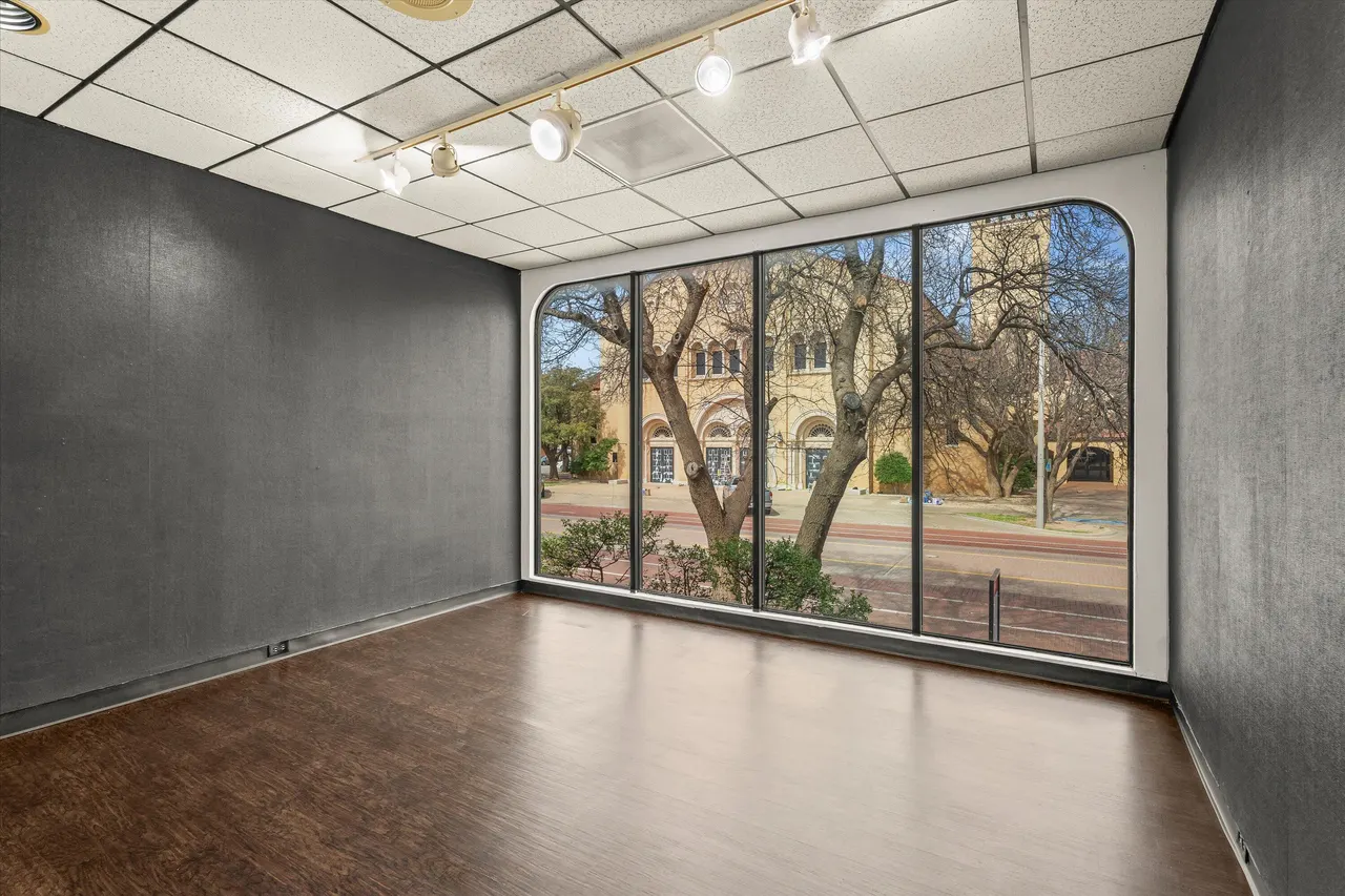Photo 10 — 1919 Broadway Street, Lubbock, TX 79401