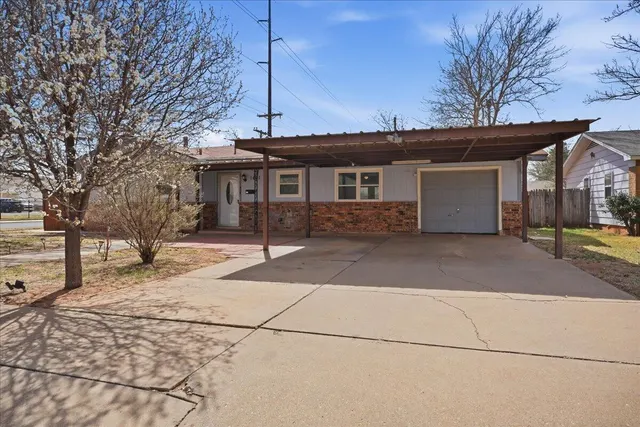 Photo 2 — 1601 70th Place, Lubbock, TX 79412