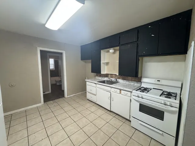 Photo 3 — 2118 33rd Street B, Lubbock, TX 79411