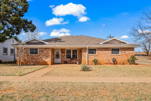 Front exterior — 1500 W Lynn Street, Slaton, TX 79364