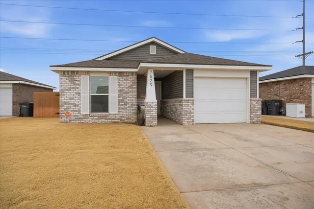 Photo 2 — 7529 33rd Place, Lubbock, TX 79407