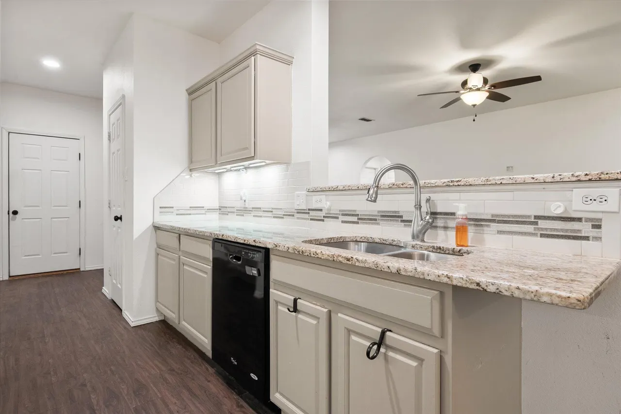 Photo 13 — 6104 Duke Street, Lubbock, TX 79416