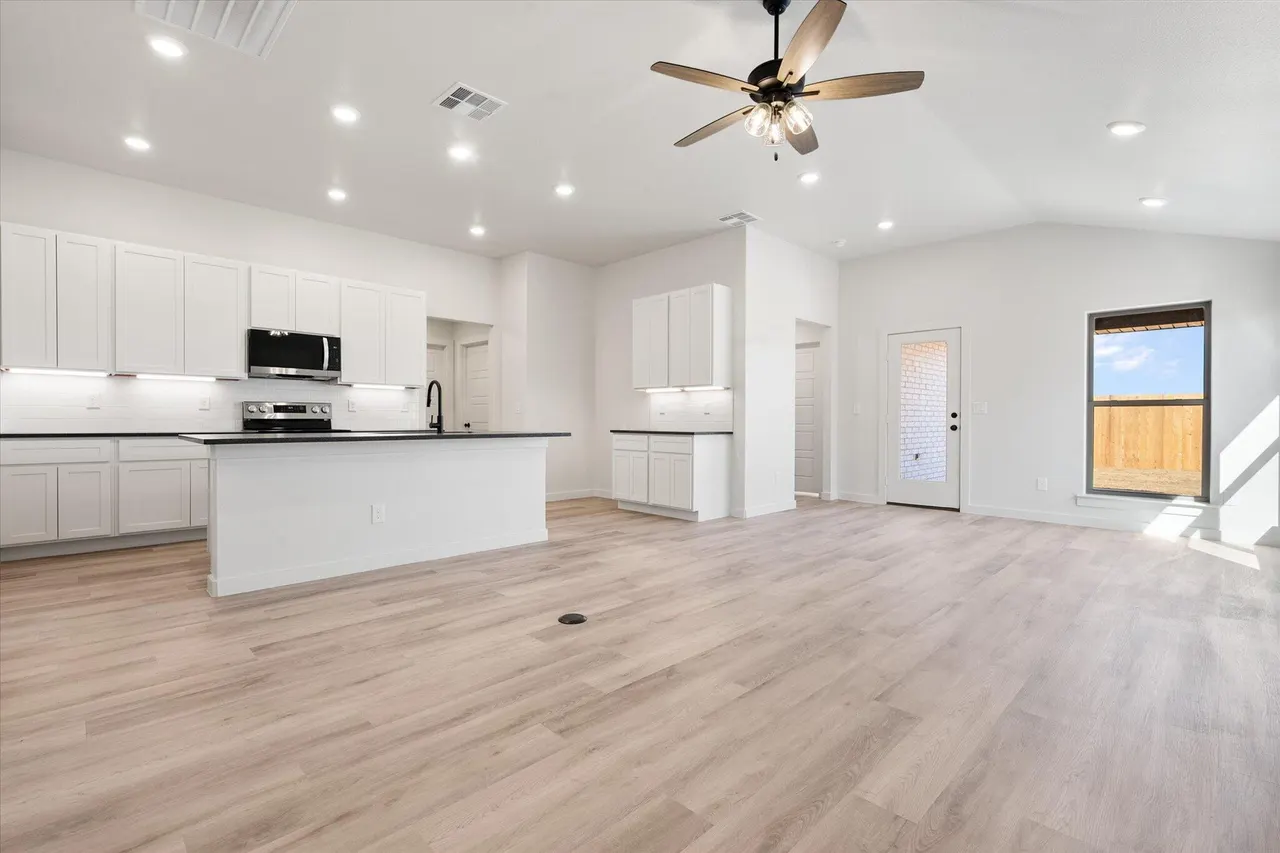 Photo 10 — 2403 Helena Avenue, Lubbock, TX 79407