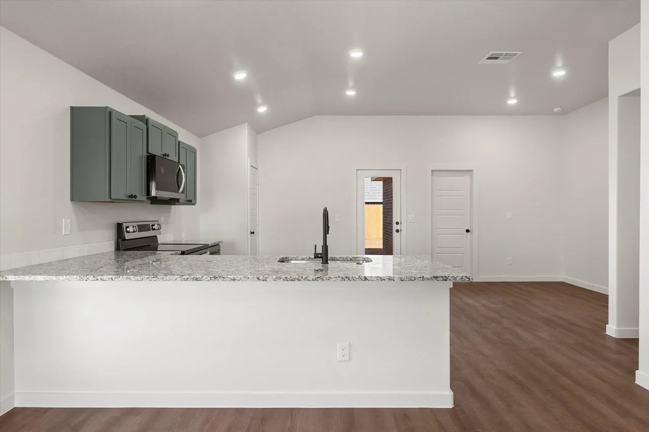 Photo 10 — 2405 Helena Avenue, Lubbock, TX 79407