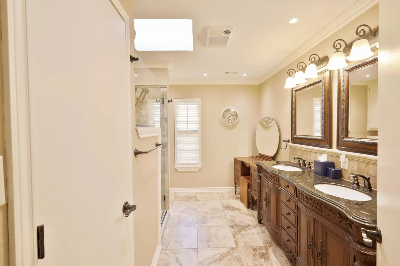 Photo 10 — 208 N Navasota Drive, Plainview, TX 79072