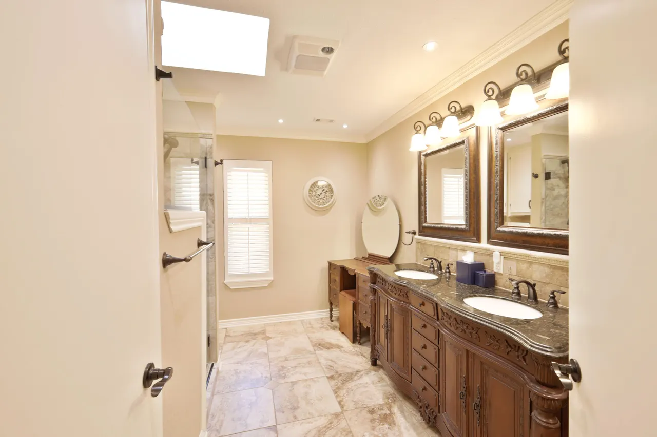 Photo 11 — 208 N Navasota Drive, Plainview, TX 79072