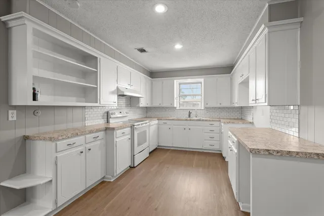 Photo 8 — 403 Poplar Street, Levelland, TX 79336