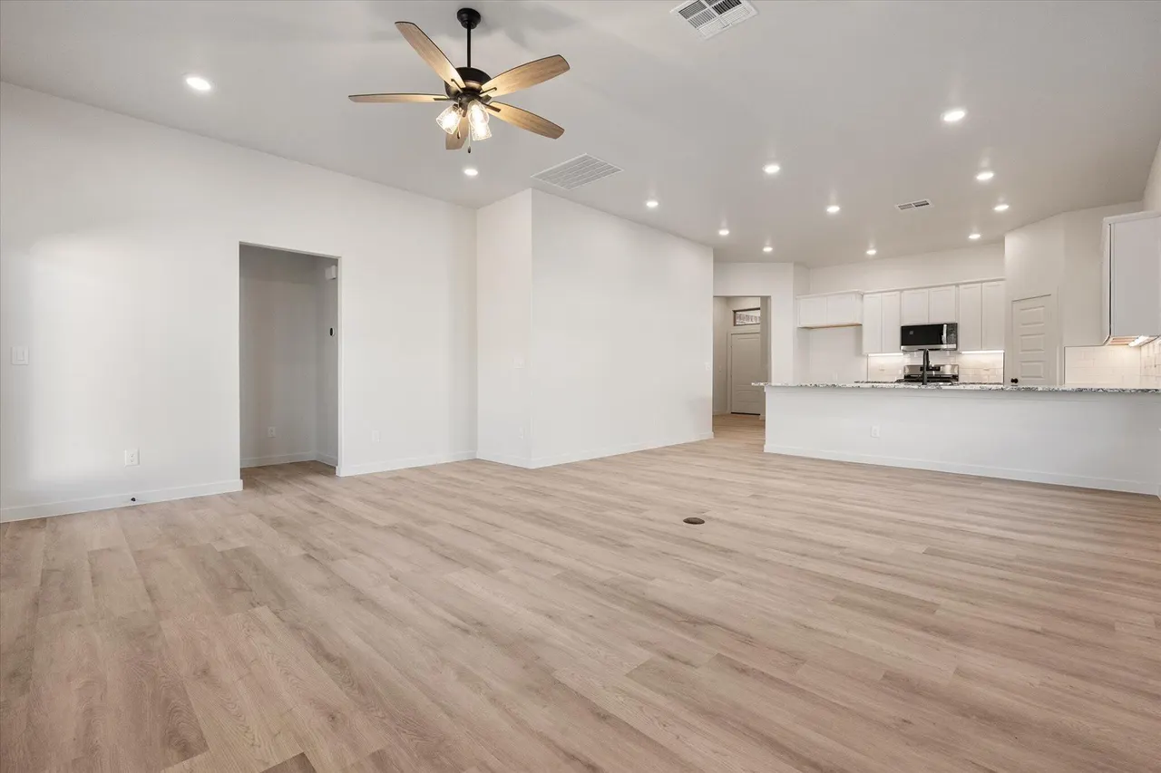 Photo 4 — 6927 53rd Street, Lubbock, TX 79407