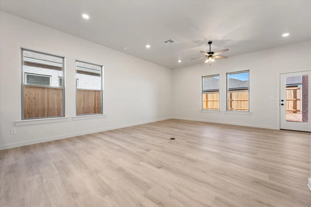 Photo 11 — 6927 53rd Street, Lubbock, TX 79407