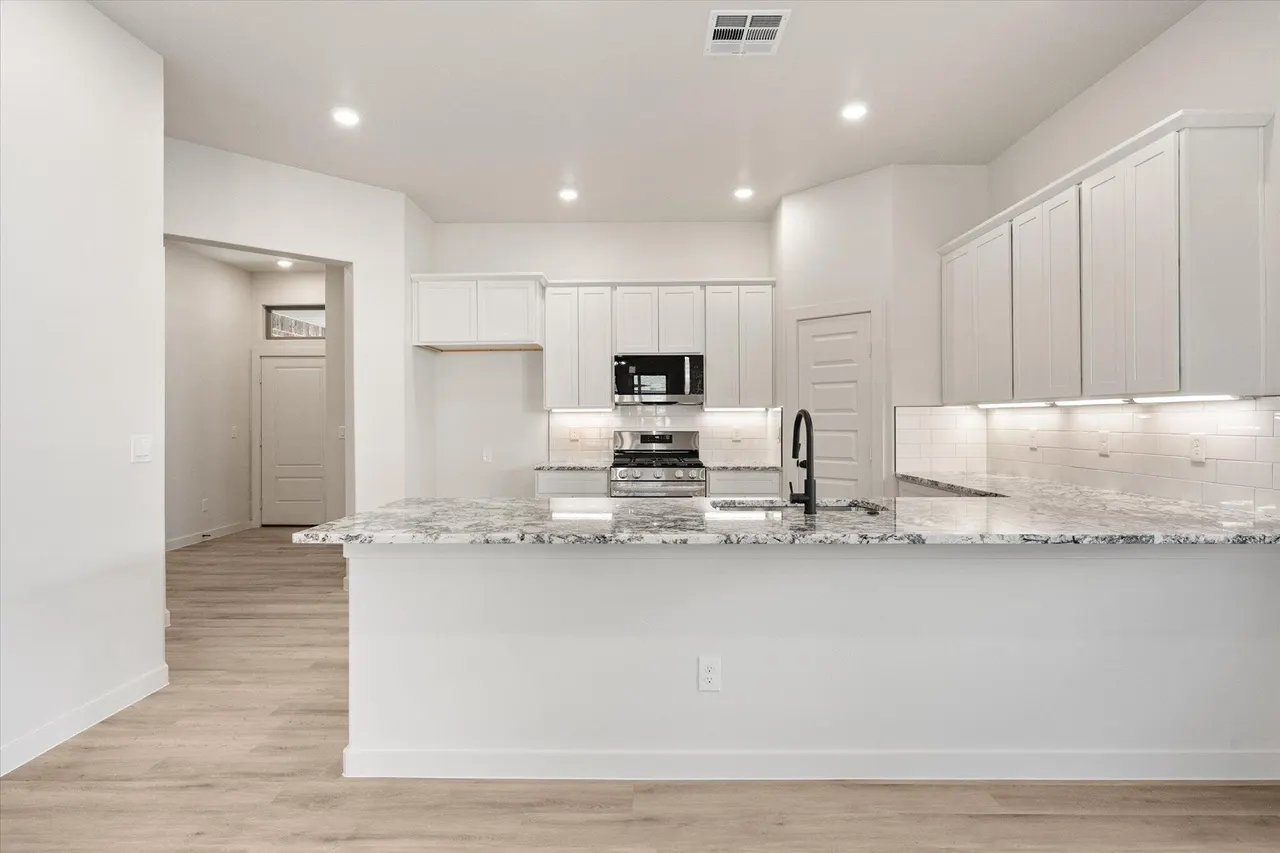 Photo 7 — 6927 53rd Street, Lubbock, TX 79407