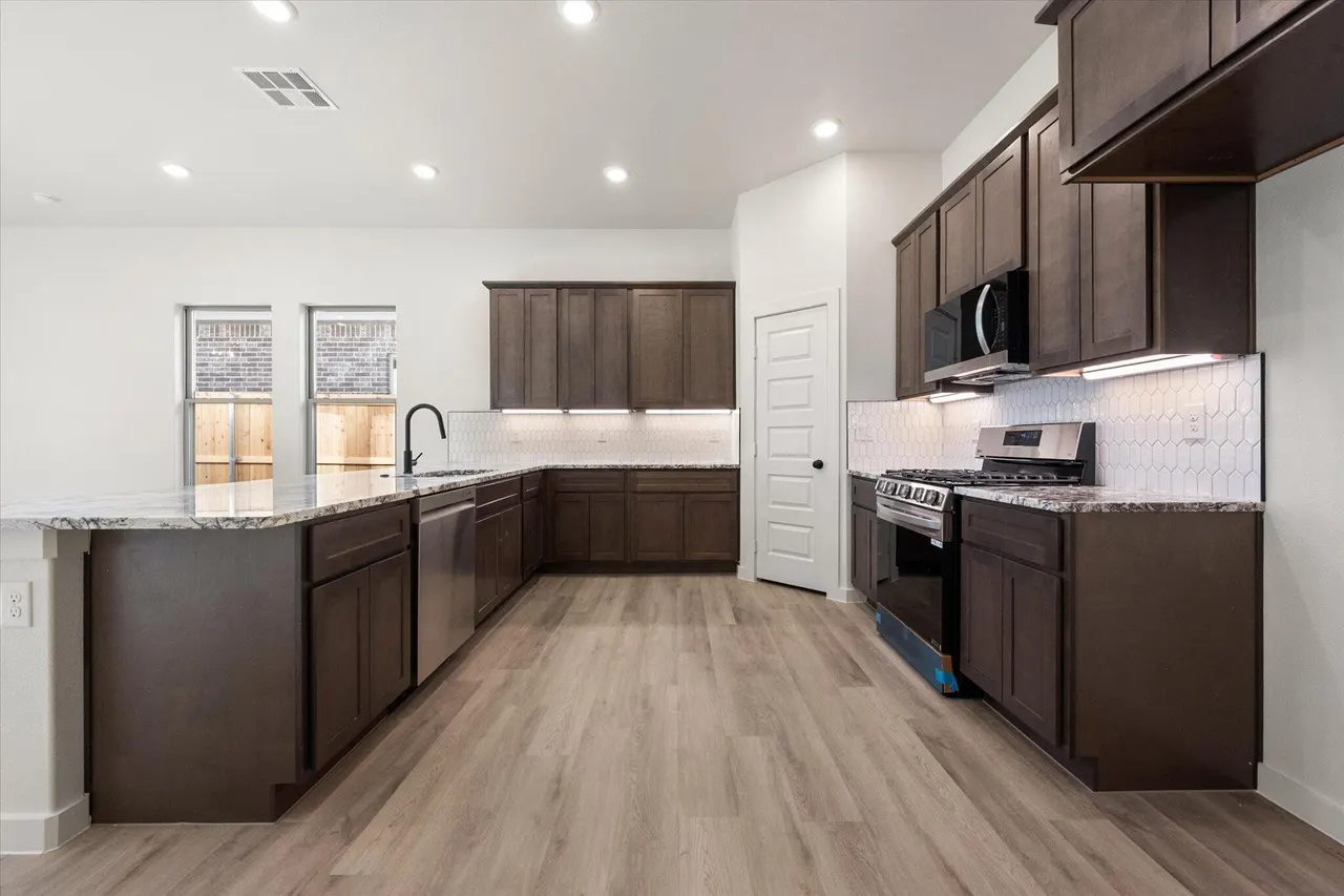Photo 9 — 6925 53rd Street, Lubbock, TX 79407