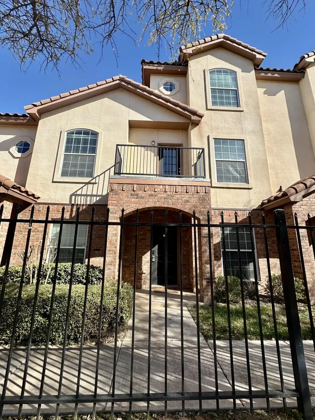 Front exterior — 2106 Main Street APT 4, Lubbock, TX 79401