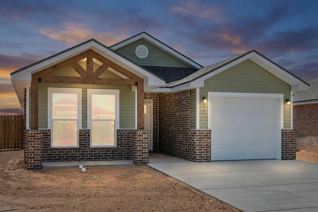 Photo 2 — 517 E 24th Street, Wolfforth, TX 79382