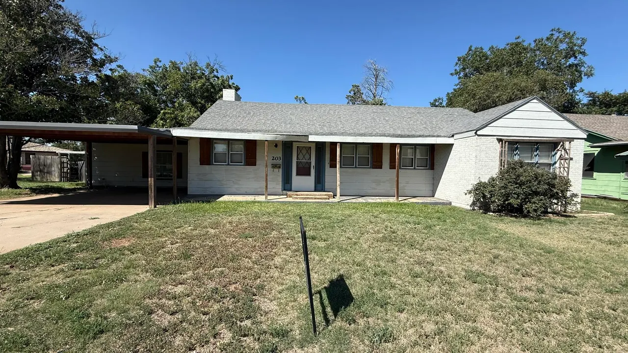 Front exterior — 203 NE Alpine, Plainview, TX 79072