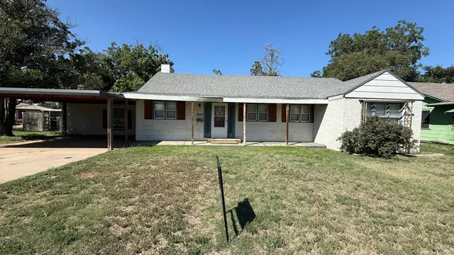 Front exterior — 203 NE Alpine, Plainview, TX 79072