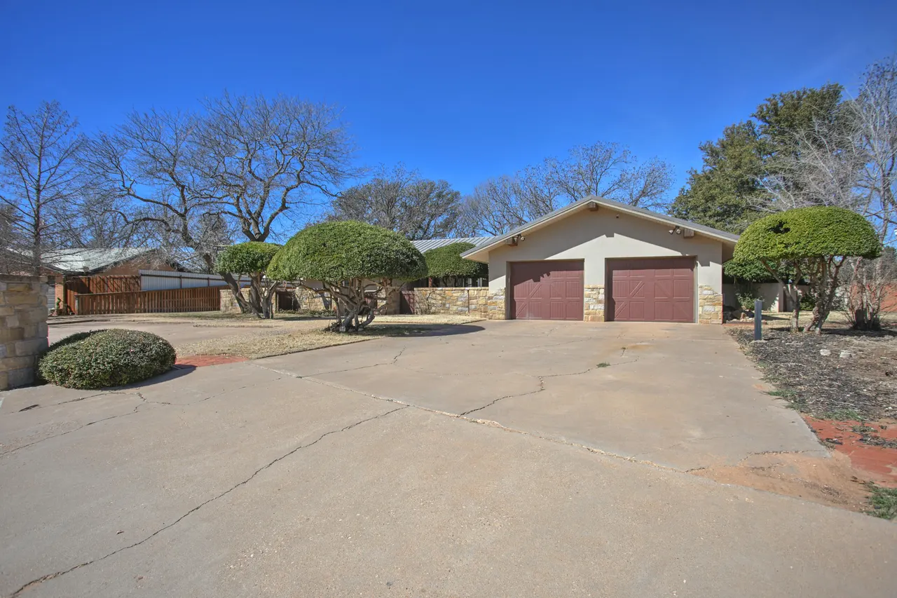 Photo 2 — 1607 E Paseo Circle, Brownfield, TX 79316