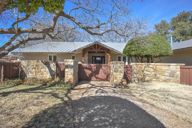 Photo 3 — 1607 E Paseo Circle, Brownfield, TX 79316