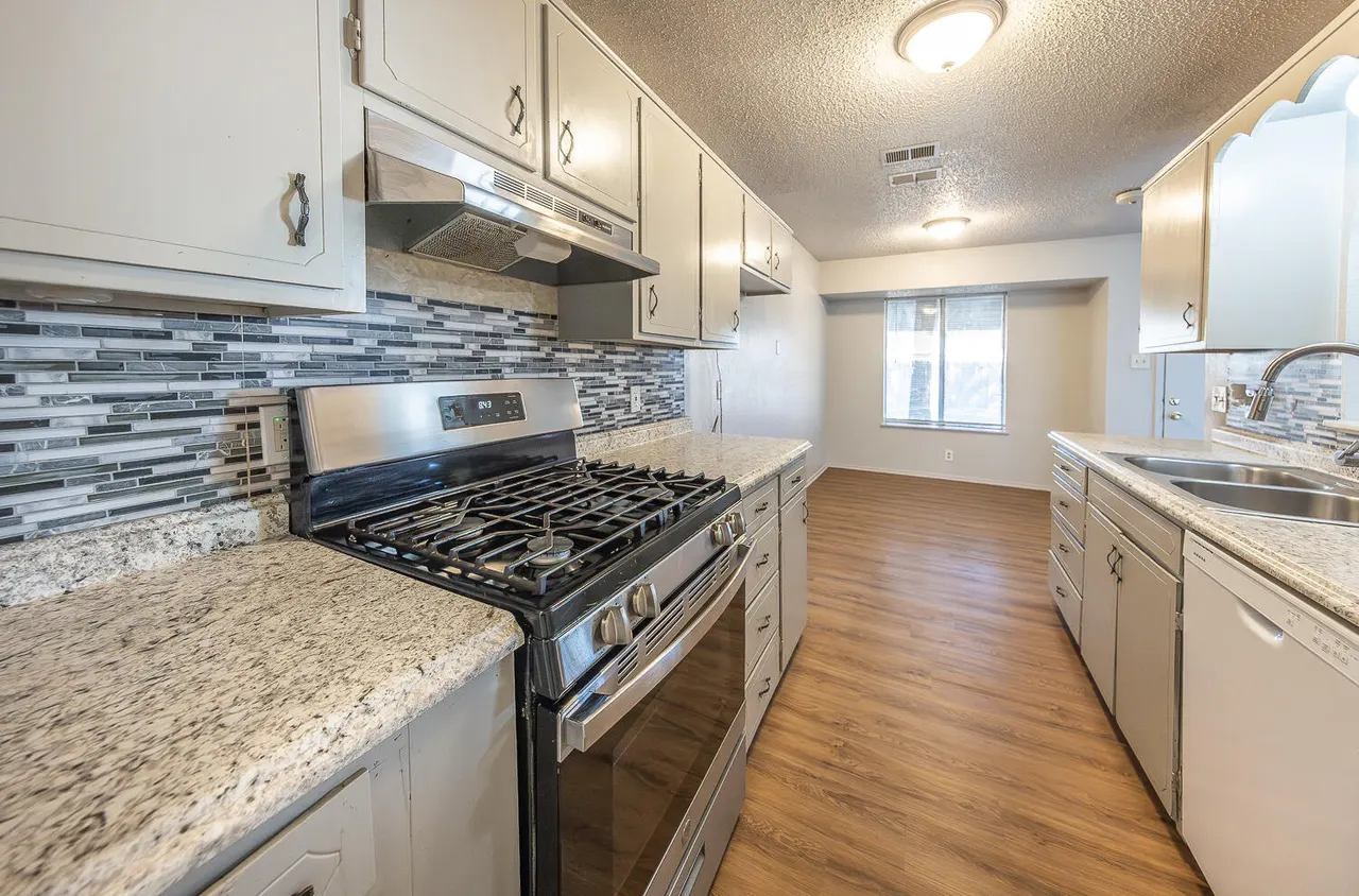 Photo 9 — 7404 Fir Avenue, Lubbock, TX 79404