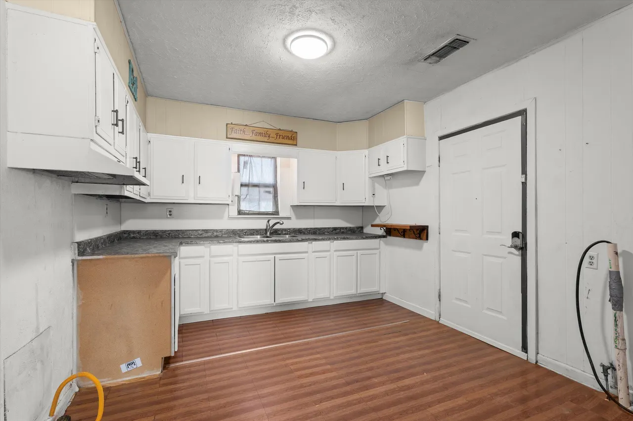 Photo 7 — 712 10th Street, Levelland, TX 79336
