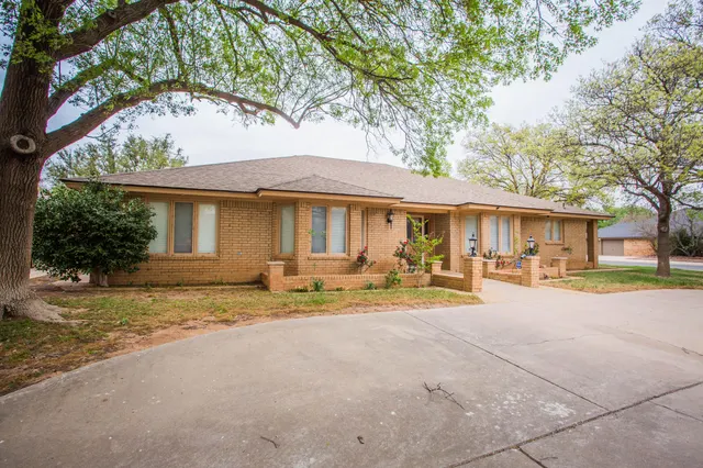 Photo 3 — 4202 93rd Street, Lubbock, TX 79423