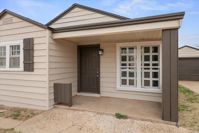 Photo 2 — 204 Avenue L, Levelland, TX 79336