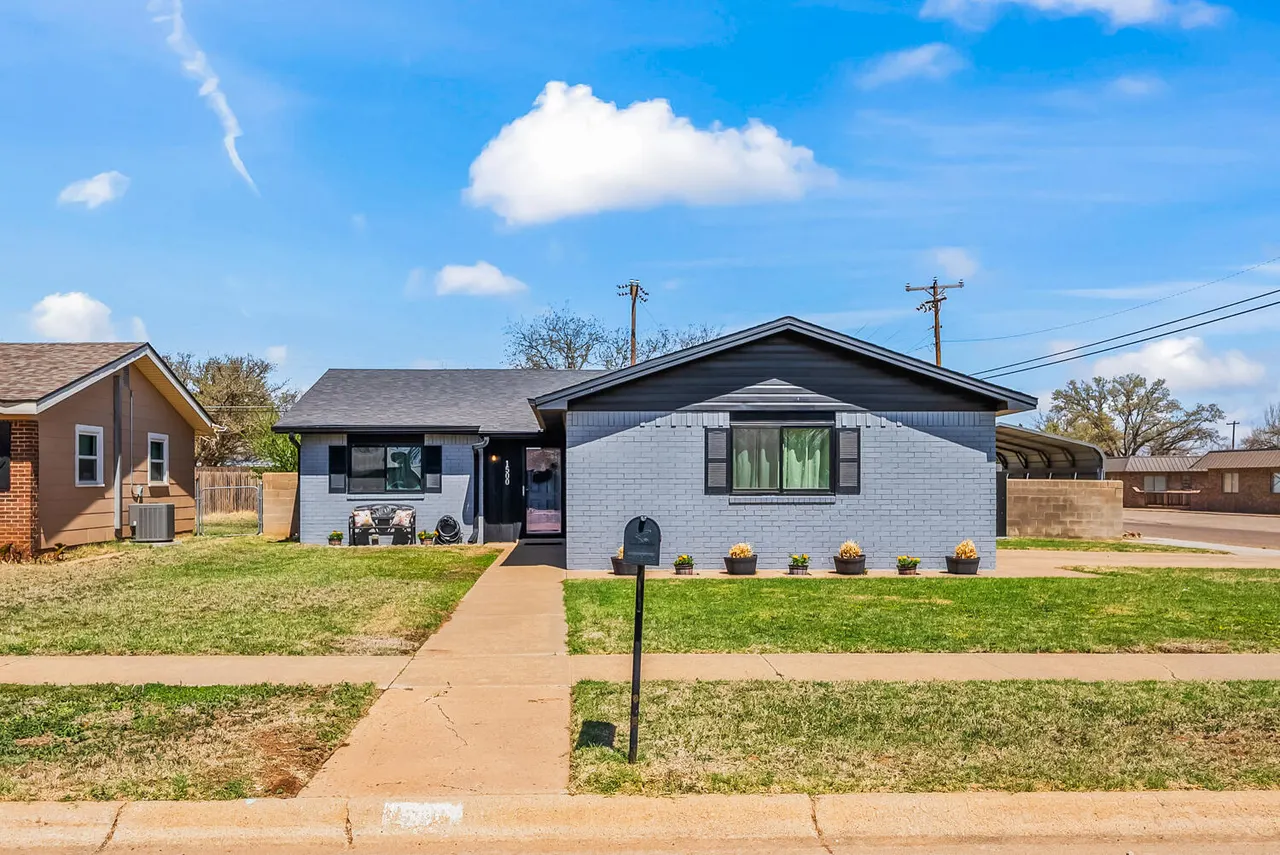 Front exterior — 1500 W Garza Street, Slaton, TX 79364