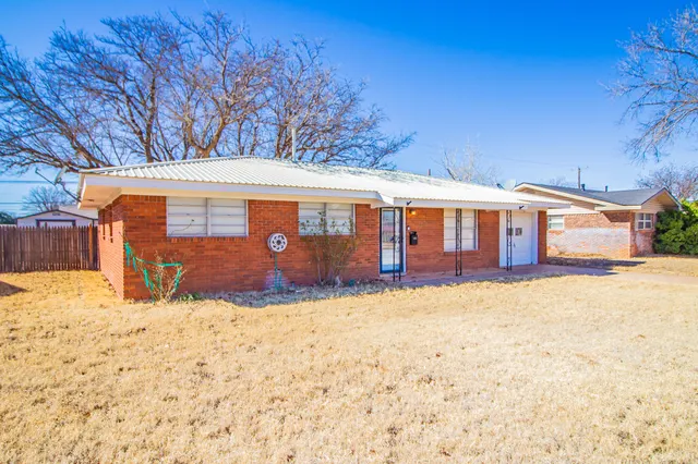 Photo 2 — 907 S Pecos Drive, Brownfield, TX 79316