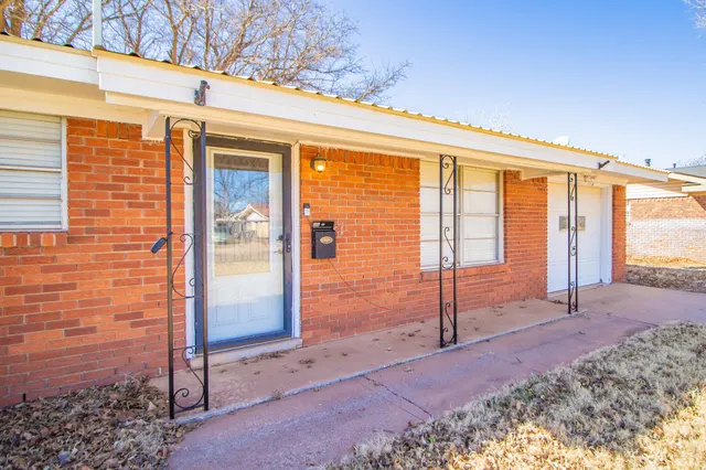 Photo 3 — 907 S Pecos Drive, Brownfield, TX 79316