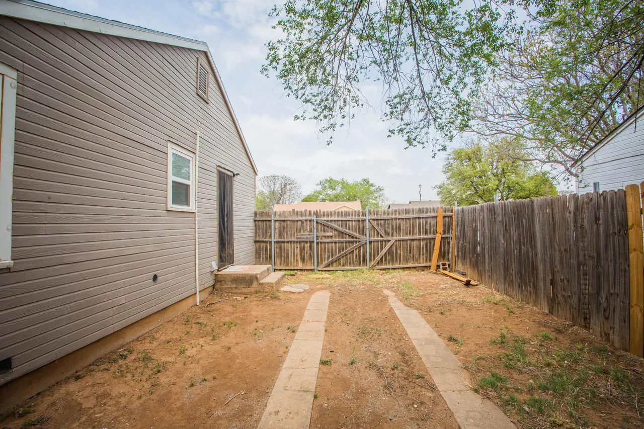 Photo 14 — 2409 39th Street, Lubbock, TX 79412