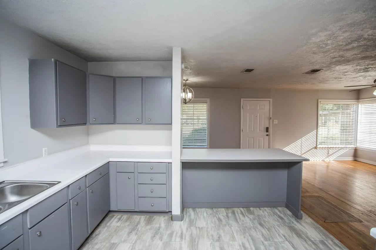 Photo 11 — 4109 33rd Street, Lubbock, TX 79410