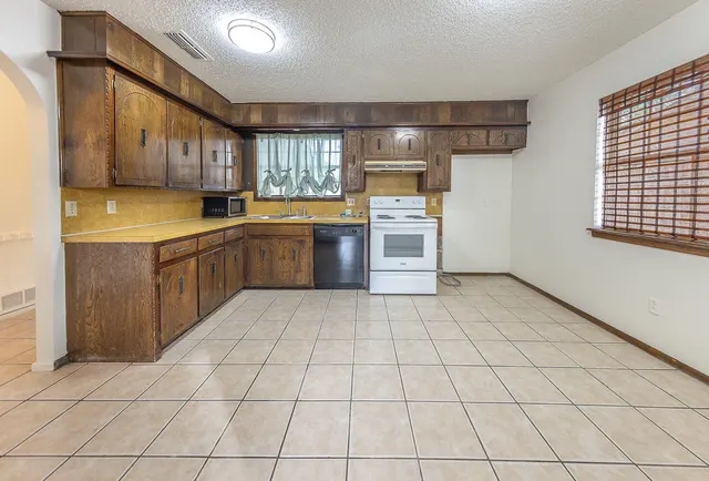 Photo 3 — 6305 35th Street, Lubbock, TX 79407