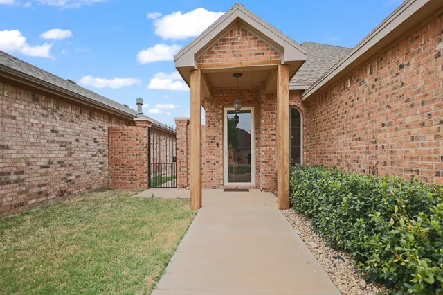 Photo 2 — 73 Windsor Court, Lubbock, TX 79416
