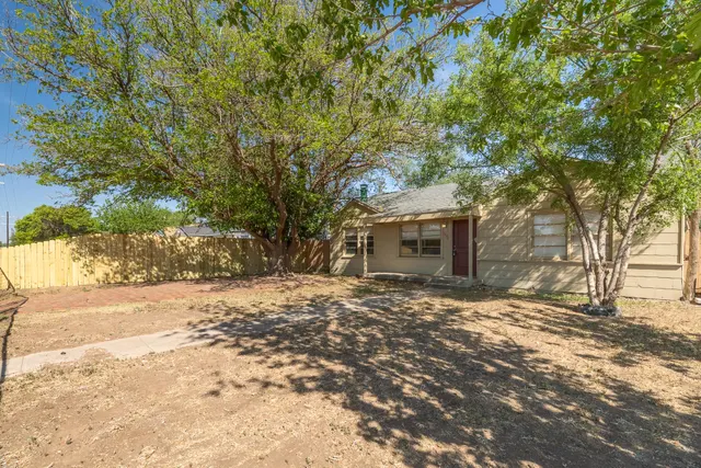 Photo 2 — 1304 42nd Street, Lubbock, TX 79412