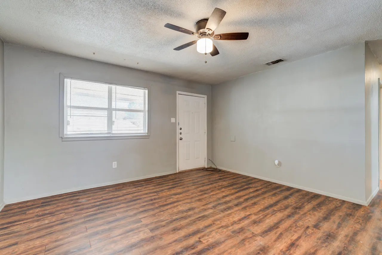 Photo 5 — 4915 39th Street, Lubbock, TX 79414