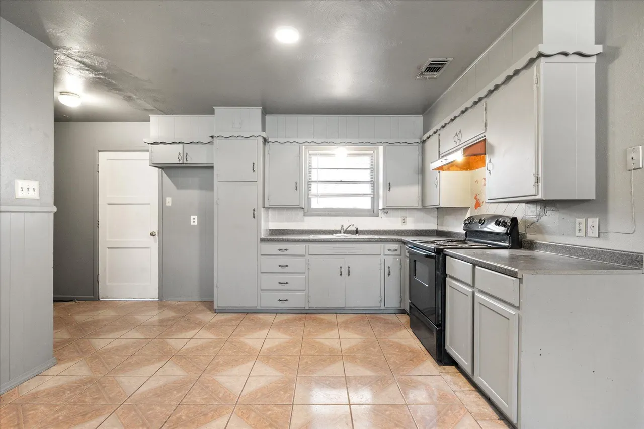 Photo 11 — 2302 62nd Street, Lubbock, TX 79412