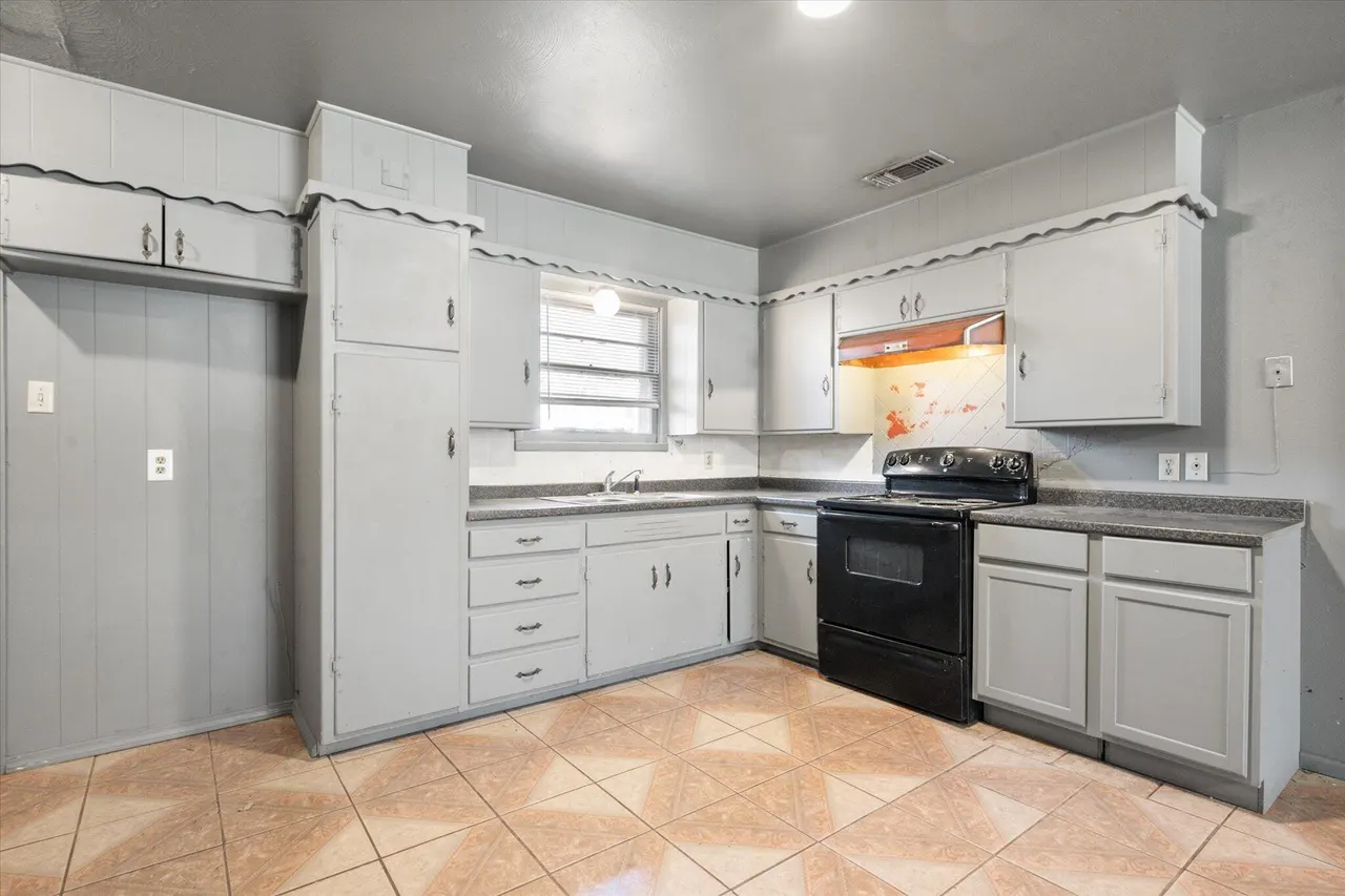 Photo 12 — 2302 62nd Street, Lubbock, TX 79412