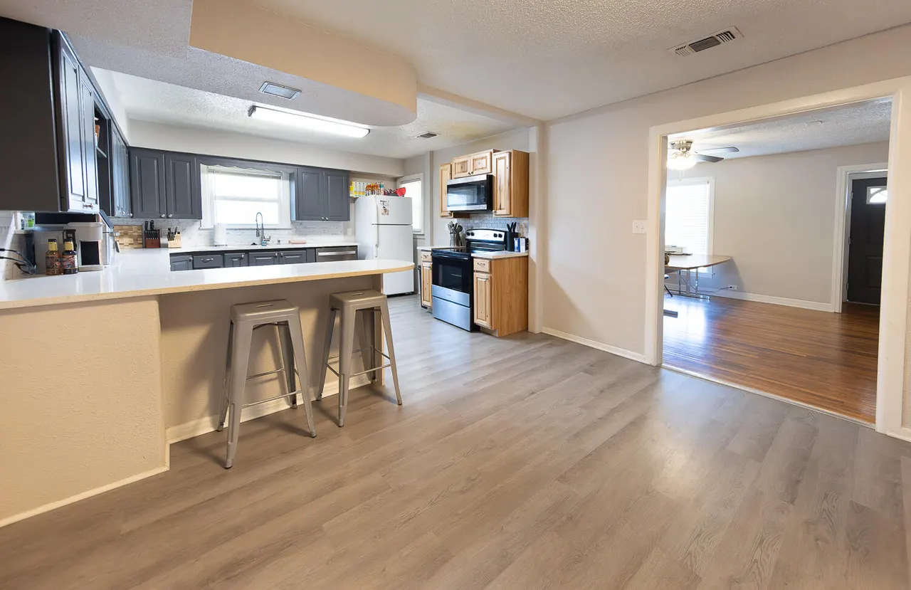 Photo 3 — 2301 27th Street, Lubbock, TX 79411
