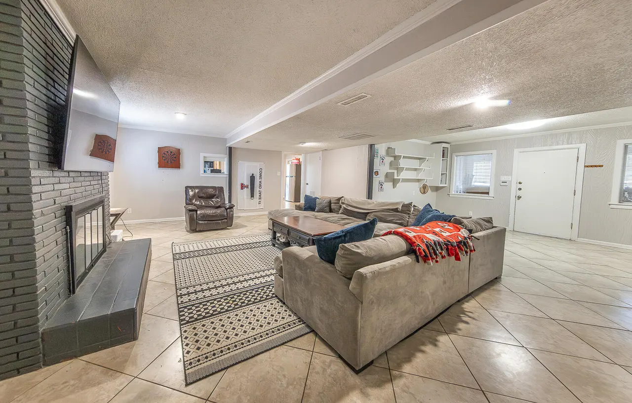 Photo 4 — 2301 27th Street, Lubbock, TX 79411