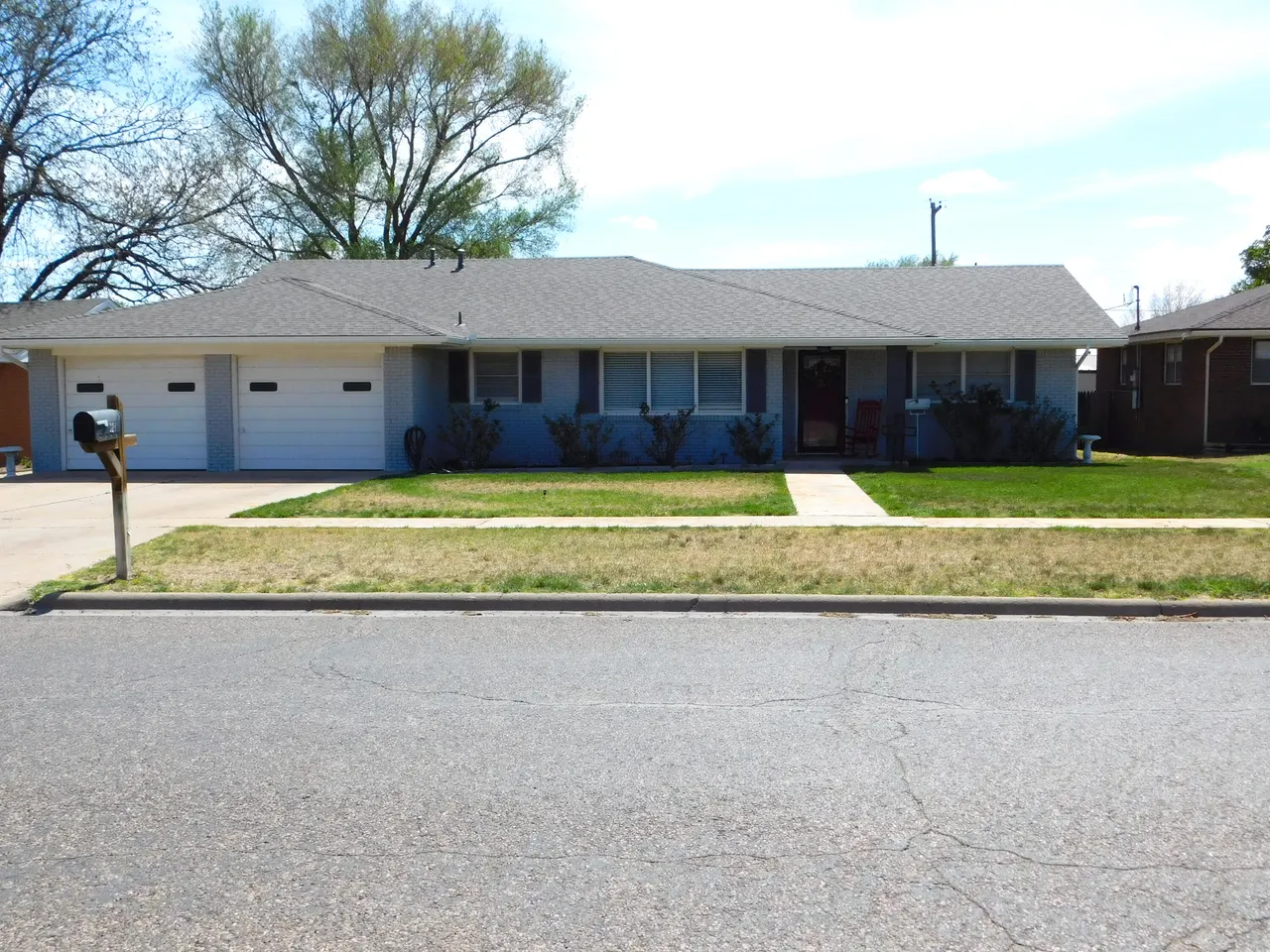 Front exterior — 327 W Avenue J, Muleshoe, TX 79347