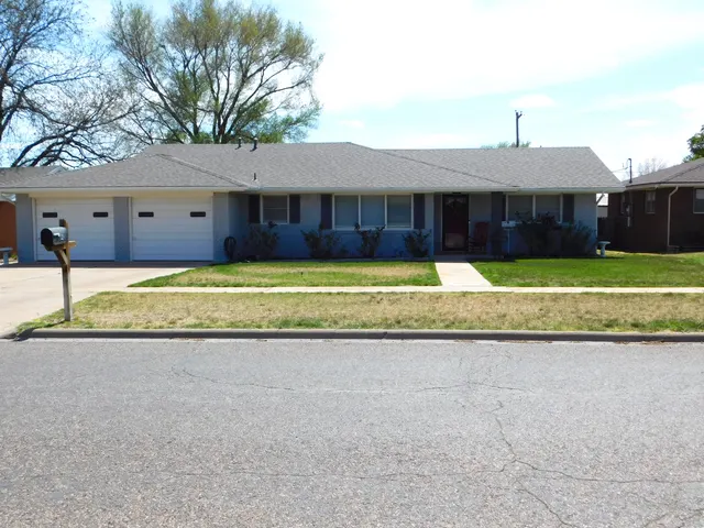 Front exterior — 327 W Avenue J, Muleshoe, TX 79347