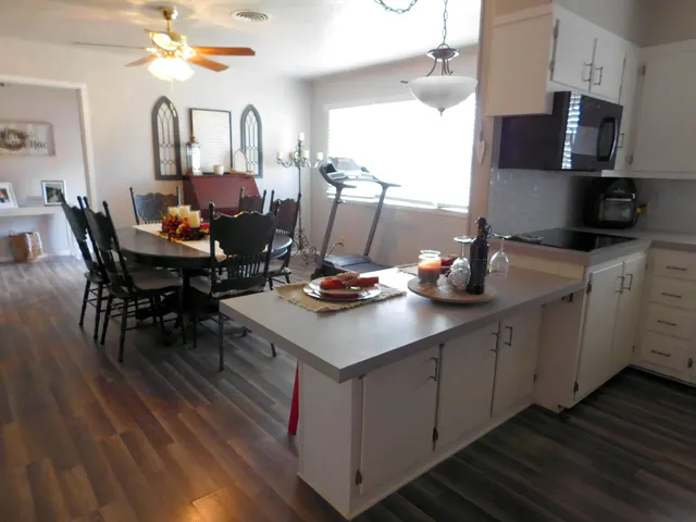 Photo 8 — 327 W Avenue J, Muleshoe, TX 79347